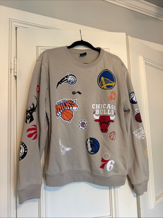 NBA Tops - NBA Multi-Team Logo Crewneck Sweatshirt in Beige